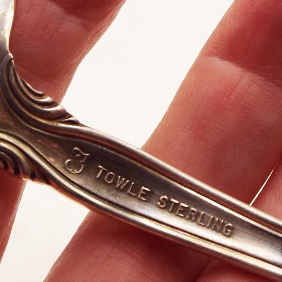 TOWLE STERLING FRENCH PROVINCIAL LARGE SERVING SPOON 79 GRAMS OF STERLING - Picture 3 of 4